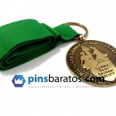 Medalla personalizada 2D sin color con cinta verde.