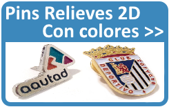 Pins personalizados con logotipo en colores.