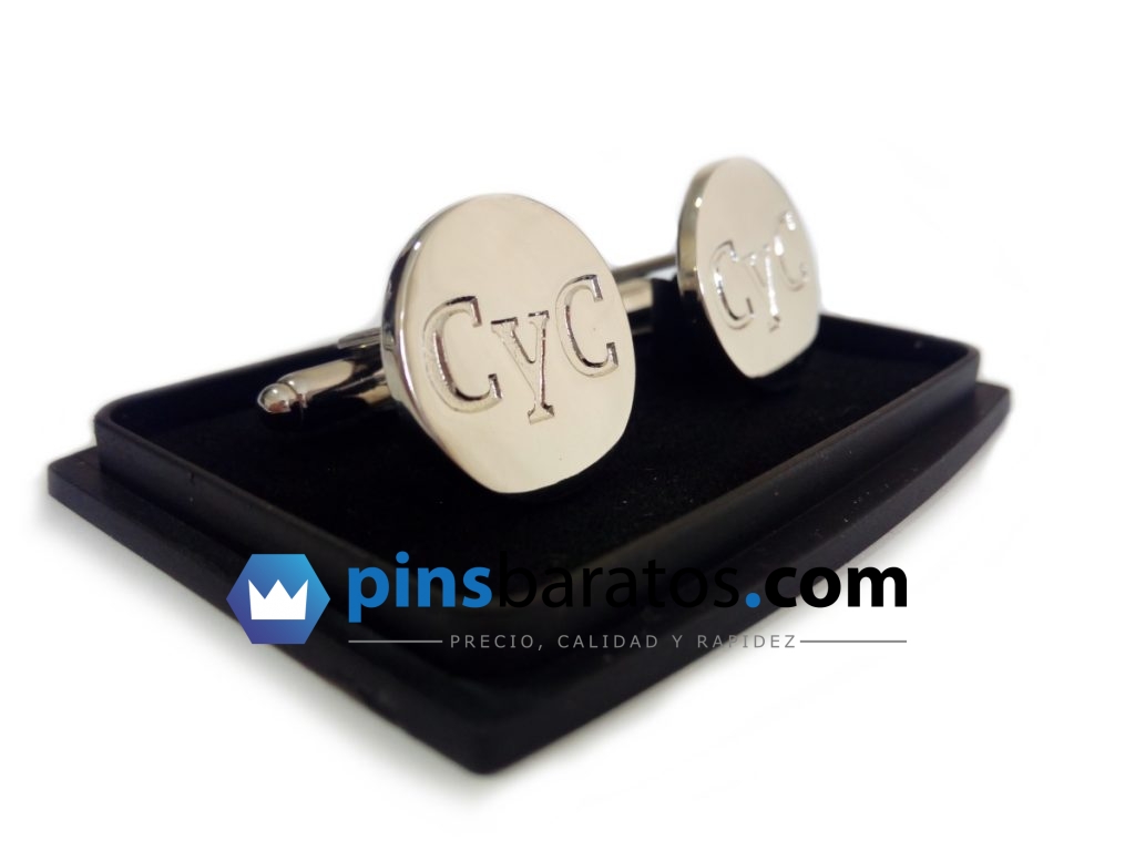 Gemelos metálicos entregados con cajita y personalizados con letras de boda.