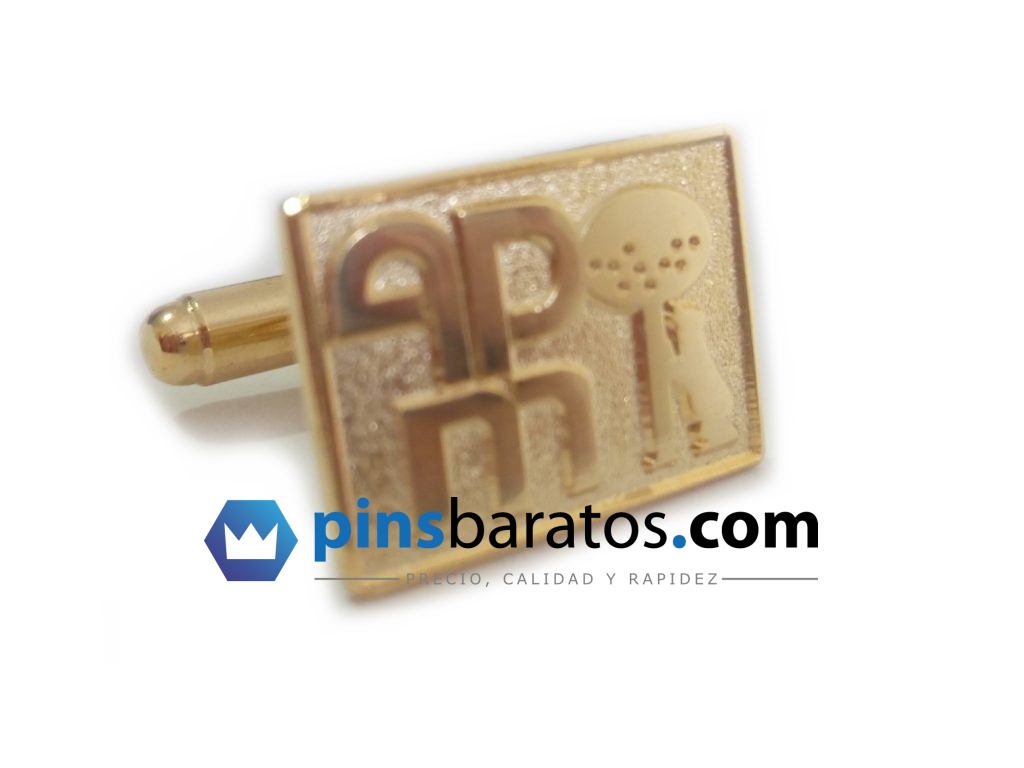 Gemelos dorados personalizados con el logo del oso hormiguero de Madrid.